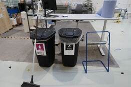 2 stk. skraldespande samt afrullerstativ