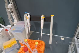 Stativ med 3 stk. pipetter THERMO SCIENTIFIC m.m.