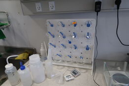 Div. Laboratorieudstyr, laboratorieglas m.m.