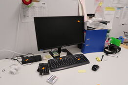 Dockingstation DELL, tastatur, mus, computerskærm SAMSUNG S24E450