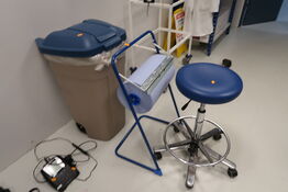 Skraldespand, afrullerstativ, kontorstol