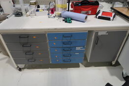 Arbejdsbord med værktøjstavle uden indhold