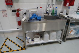 Rustfri stålbord med vask, armatur m.m.