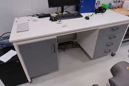 Skrivebord, skuffemodul samt whiteboard