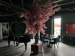 Plastik kirsebær træ m. Træ fod med hvide sten