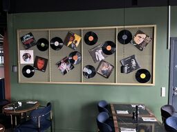 Metal ophæng med ældre plader