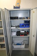 Stålskab med indhold