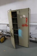 Stålskab med indhold