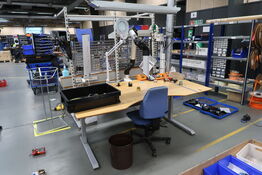 El. hæve/sænke skrivebord, kontorstol, udsugningsarm m.m.