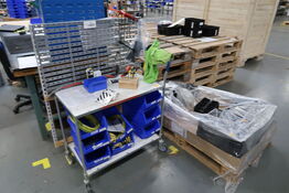 Opbevaringsvogn og palle med indhold