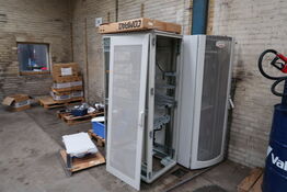 2 stk. rackskabe samt 2 stk. paller med indhold