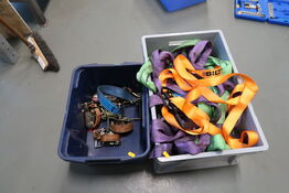 2 stk. kasser med spændestropper og løftestropper