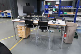 Arbejdsbord samt 2 stk. barstole uden indhold