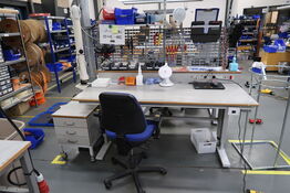 Arbejdsbord, kontorstol, udsugningsarm, div. Værktøj m.m.