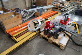 2 stk. paller med vanger samt div. Olie m.m.