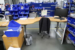 El. hæve/sænke skrivebord, kontorstol, computerskærm BENQ m.m.