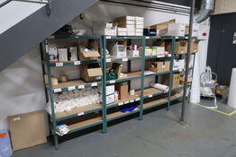 4 fag lagereoler med div. Arbejdshandsker m.m.