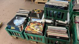 6 ks. Vinylplader (ca. 300 stk) + 2 Transportkasser