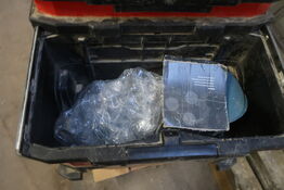 Værktøjskasse og 2 flyttekasser med slibepapir