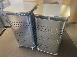 To affaldsstativer til sække