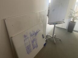 Tre whiteboards, assorterede
