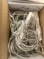 Kasse med kabler, stikdåser