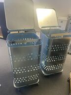 To affaldsstativer til sække