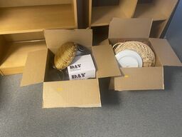 To kasser køkkengrej