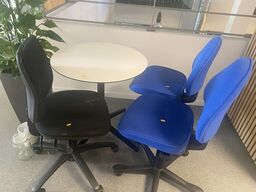 Rundt bord med stole 