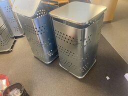 To affaldsstativer til sække