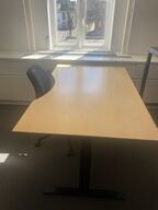 Hæve/sænkebord med stol 