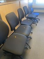 Fem kontorstole, assorterede