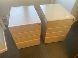 To skuffemøbler på hjul