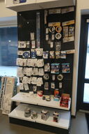 Butiksreol med parkeringsskiver, tape m.v. 