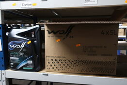 1 stk. motorolie WOLF 5W-30 C2/C3 samt 2 stk. kølervæske WOLF