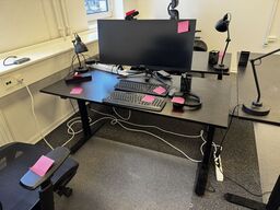 El. hæve/sænke skrivebord, køreplade samt bordlampe