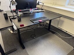 El. hæve/sænke skrivebord, køreplade samt bordlampe
