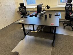 El. hæve/sænke skrivebord, køreplade samt bordlampe