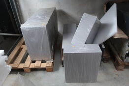 2 stk. paller med metalkasser