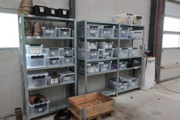 3 fag lagerreoler med indhold