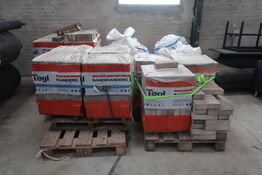 4 stk. paller med mursten m.m.