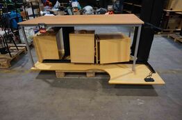 Elektrisk hævesænkebord, mødebord og tre skuffemoduler 