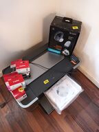 A3 printer og trådløse høretelefoner