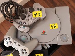 2 stk. Spilkonsoller 1 stk. PLAYSTATION og en ukendt, samt diverse spil.