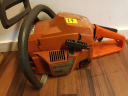 6 stk. kædesave HUSQVARNA, 1 stk. kapsav og 1 stk. løvblæser