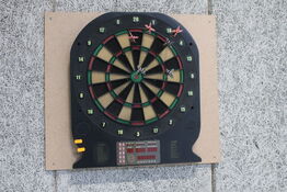 Elektronisk dartskive med dartpile