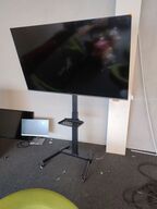 Hisense 65" på stativ