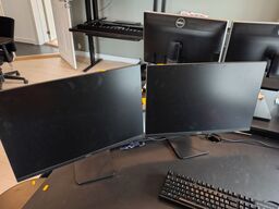To Dell skærme på stativ