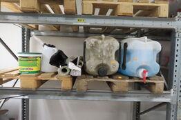 Indhold på reol af sprinklervæske, jernvitriol mv.