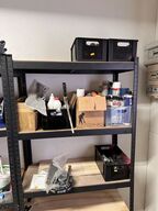 Indhold på reol af diverse spraydåser, fuge mv.